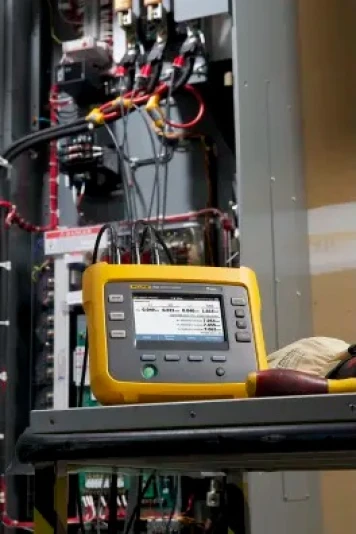 Fluke 1732/INTL Three Phase Power Energy Monitor & Logger, Battery-Powered 4