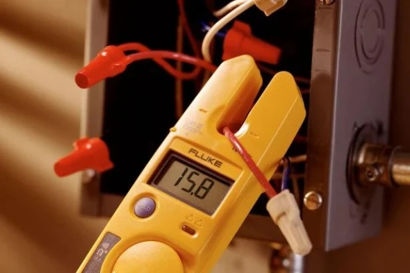 Fluke T5-1000 Voltage, Continuity and Current Tester 2